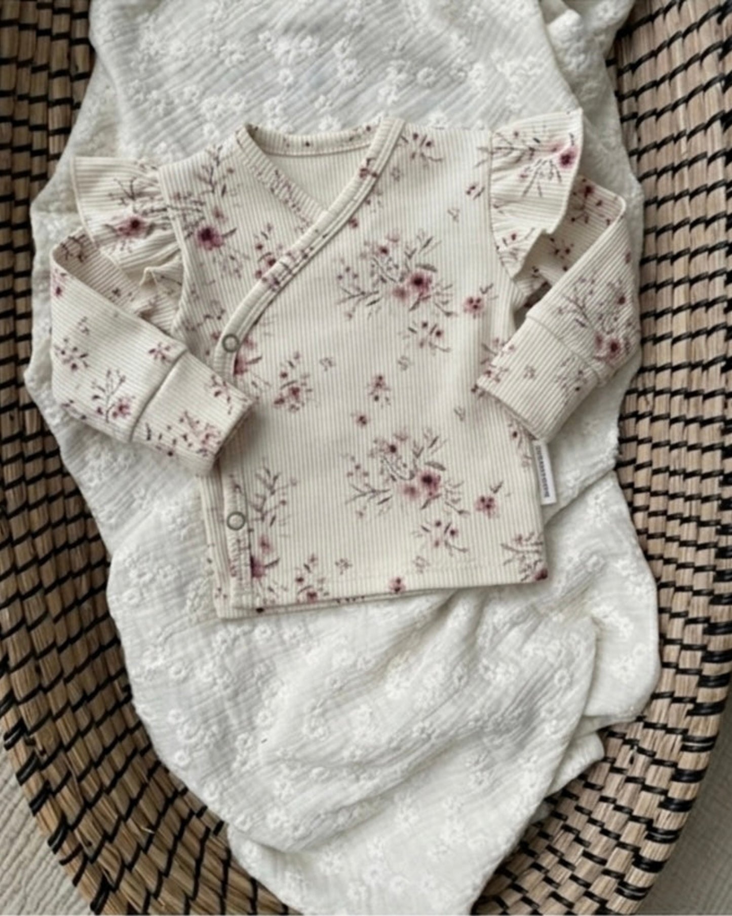 Overslagshirtje rib | Met of zonder ruffle | Kersenbloesem - Blossom & Feather