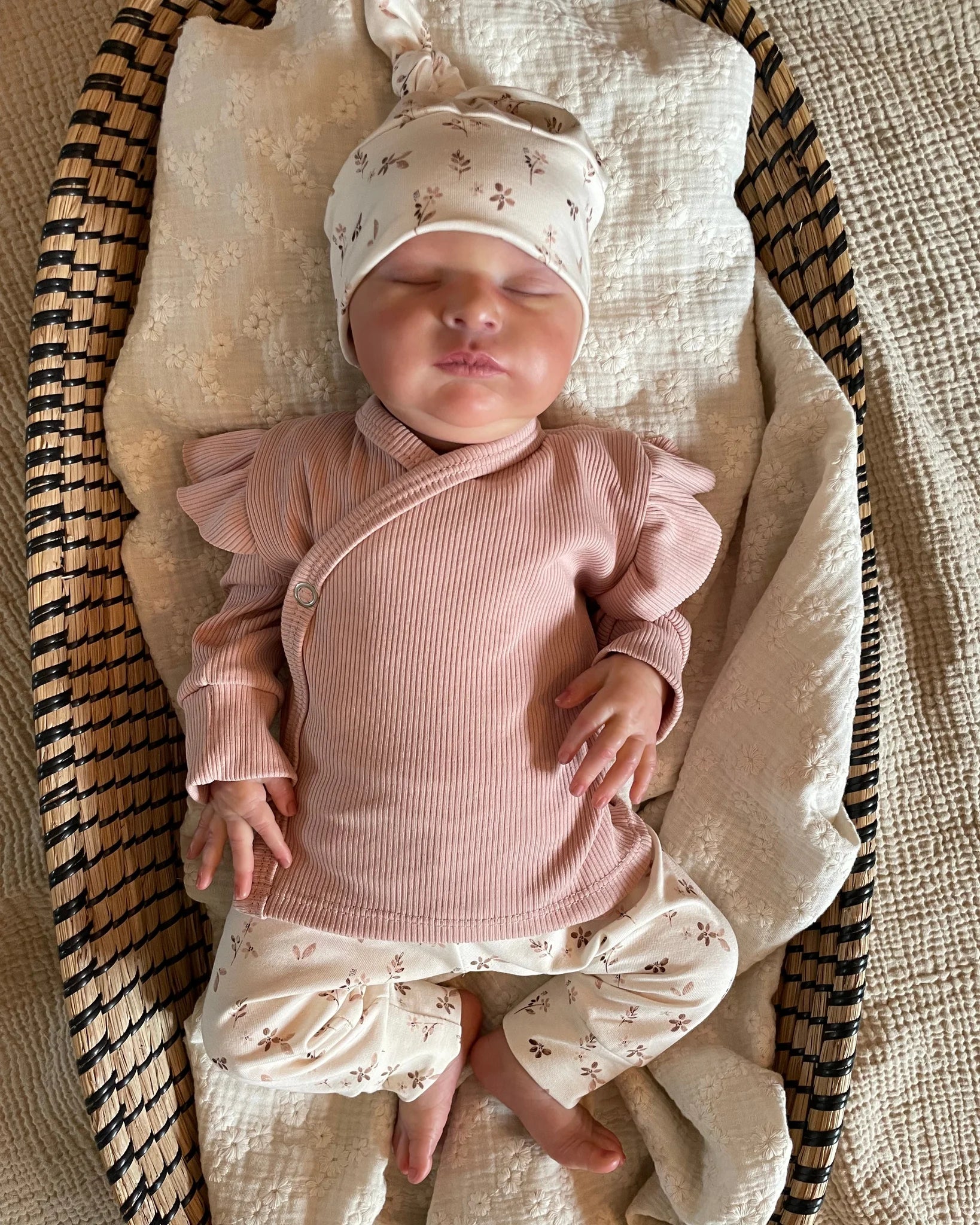 Overslagshirtje rib | Met of zonder ruffle | Nude roze afbeelding 2 - Blossom & Feather