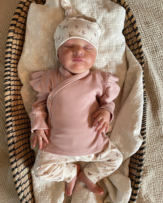 Overslagshirtje rib | Met of zonder ruffle | Nude roze afbeelding 2 - Blossom & Feather