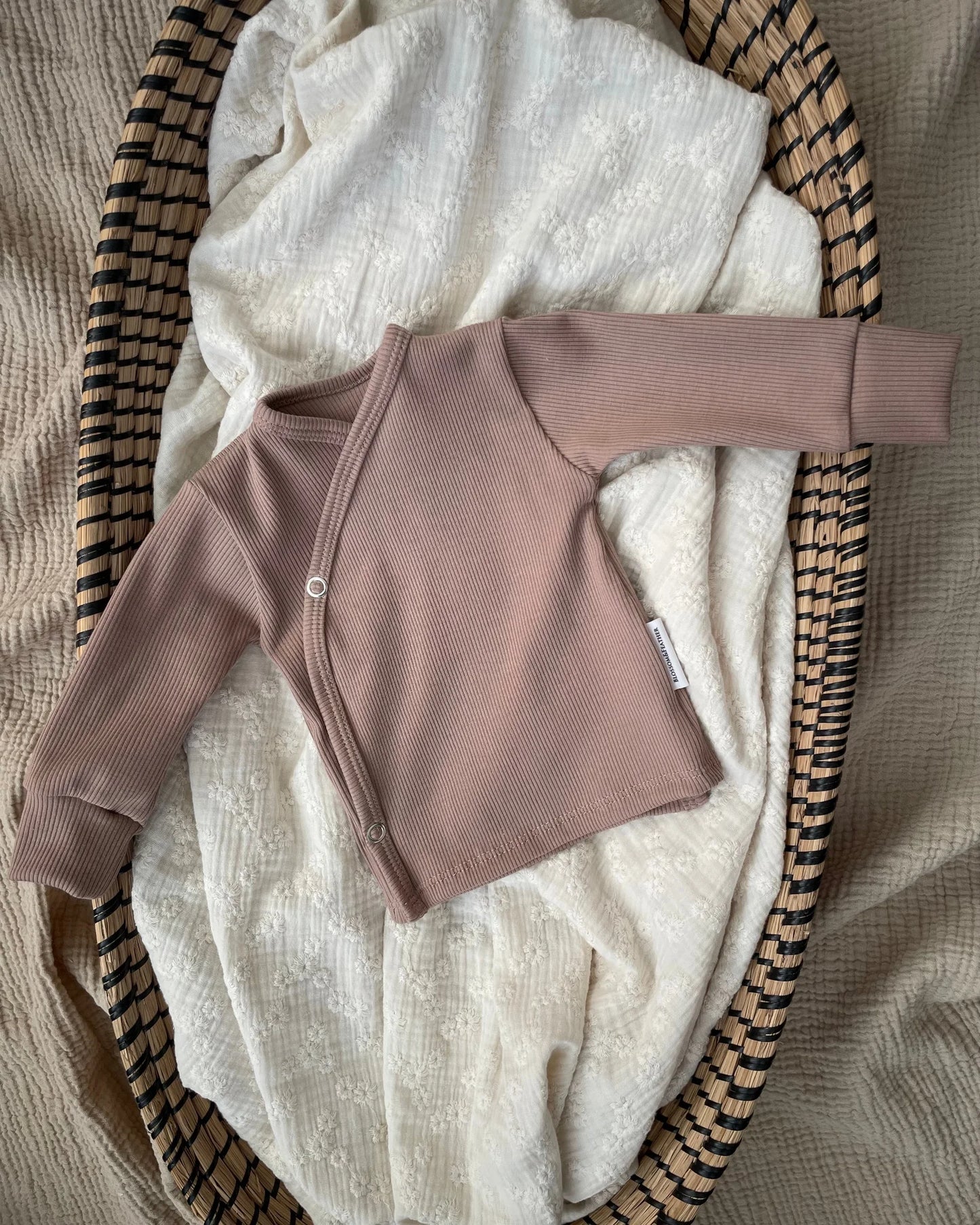 Overslagshirtje rib | Taupe afbeelding 1 - Blossom & Feather