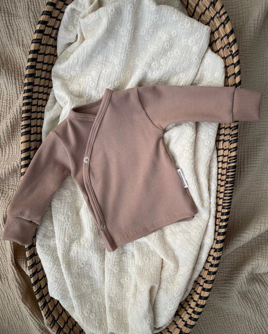 Overslagshirtje rib | Taupe afbeelding 1 - Blossom & Feather