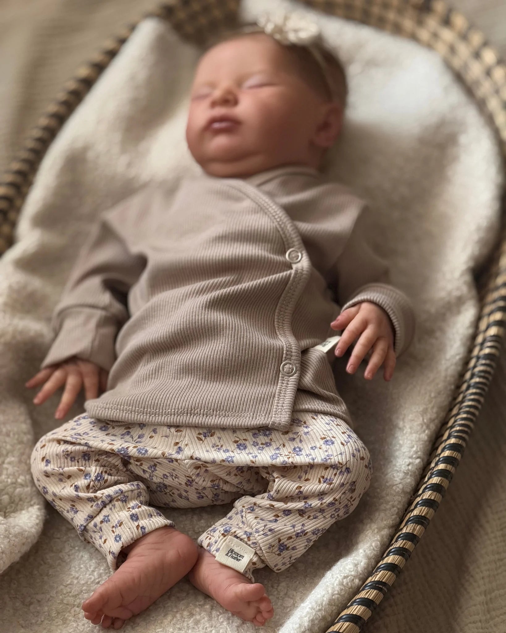 Overslagshirtje rib | Taupe afbeelding 3 - Blossom & Feather