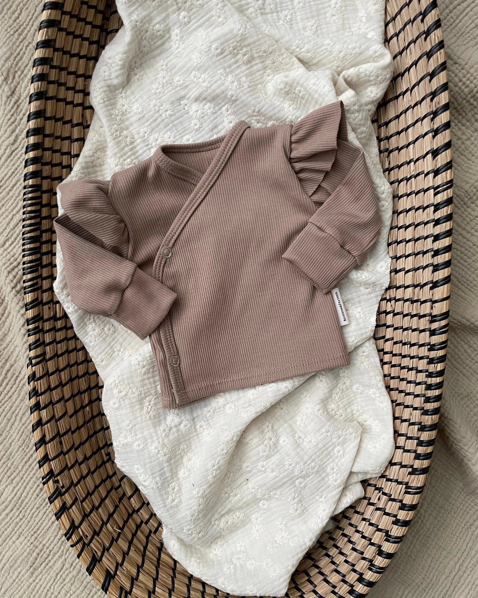 Overslagshirtje rib | Met of zonder ruffle | Taupe afbeelding 2 - Blossom & Feather