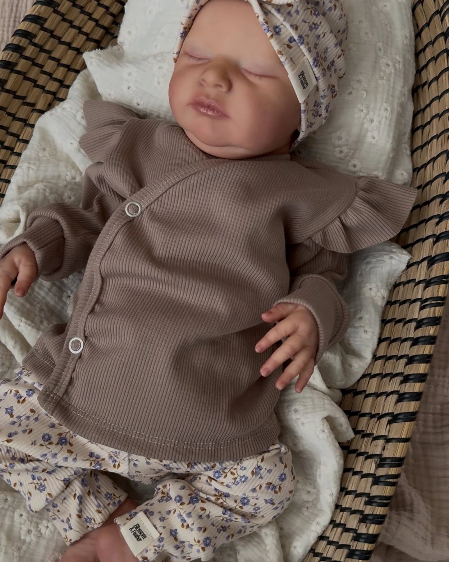 Overslagshirtje rib | Met of zonder ruffle | Taupe afbeelding 4 - Blossom & Feather