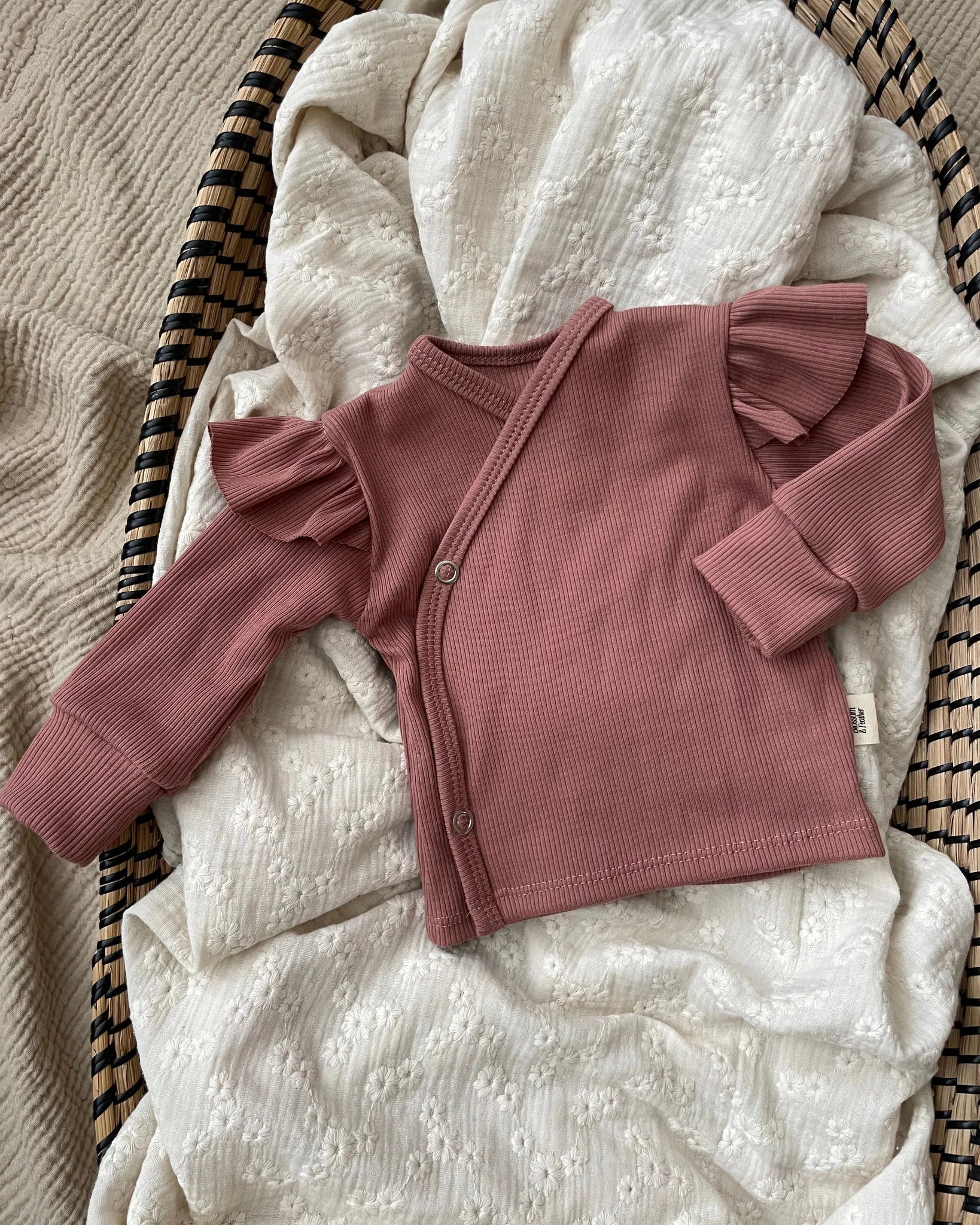 Overslagshirtje rib | Met of zonder ruffle | Klei roze afbeelding 1 - Blossom & Feather