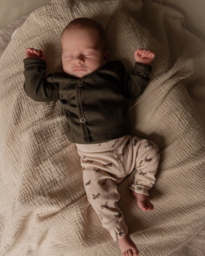 Overslagshirtje rib | Legergroen afbeelding 3 - Blossom & Feather