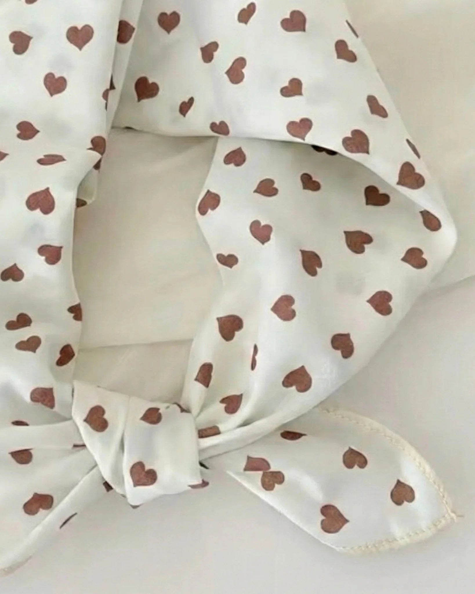 Bandana sjaaltje | Bruine hartjes . Op voorraad afbeelding 3 - Blossom & Feather