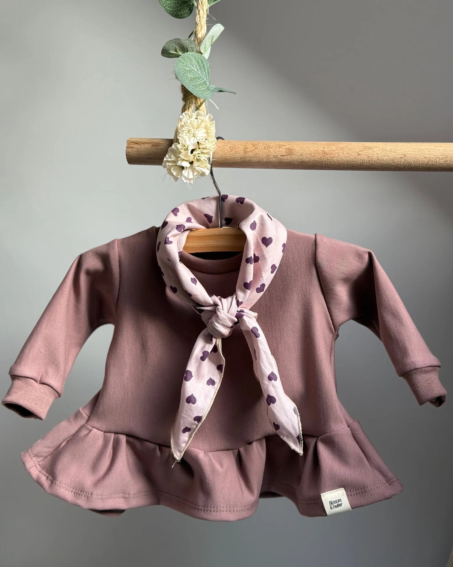 Bandana sjaaltje | Paarse hartjes . Op voorraad afbeelding 2 - Blossom & Feather