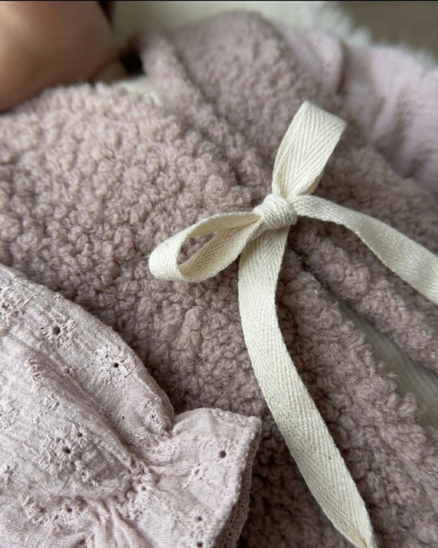 Teddy gilet - jasje | Oudroze Broderie afbeelding 3 - Blossom & Feather