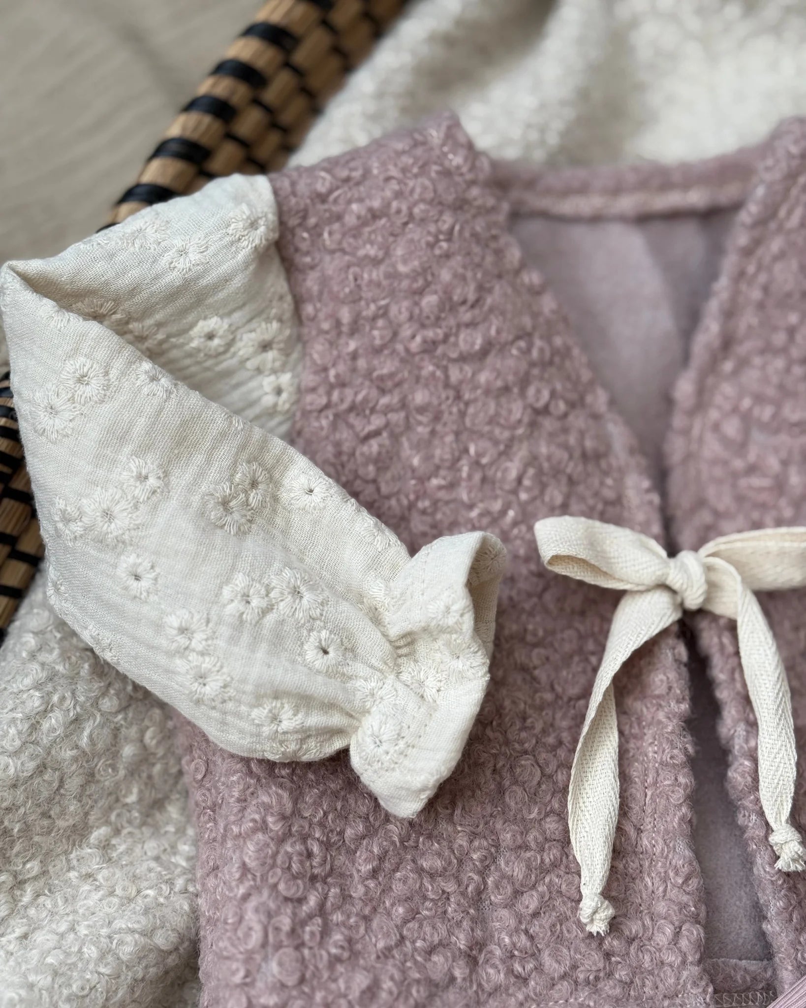 Teddy gilet | Broderie | Oudroze afbeelding 2 - Blossom & Feather