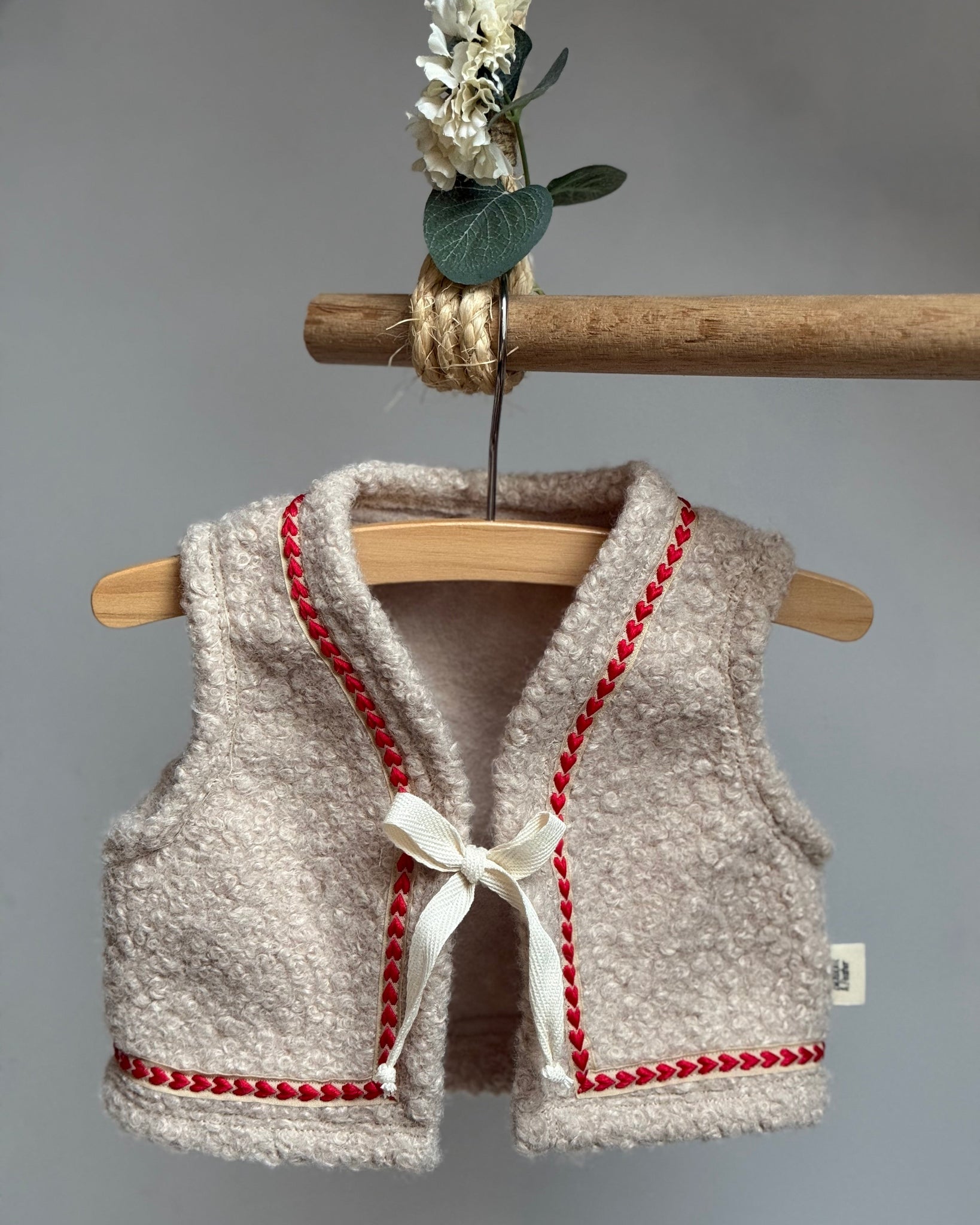 Teddy gilet | Licht beige | Hartjes afbeelding 1 - Blossom & Feather