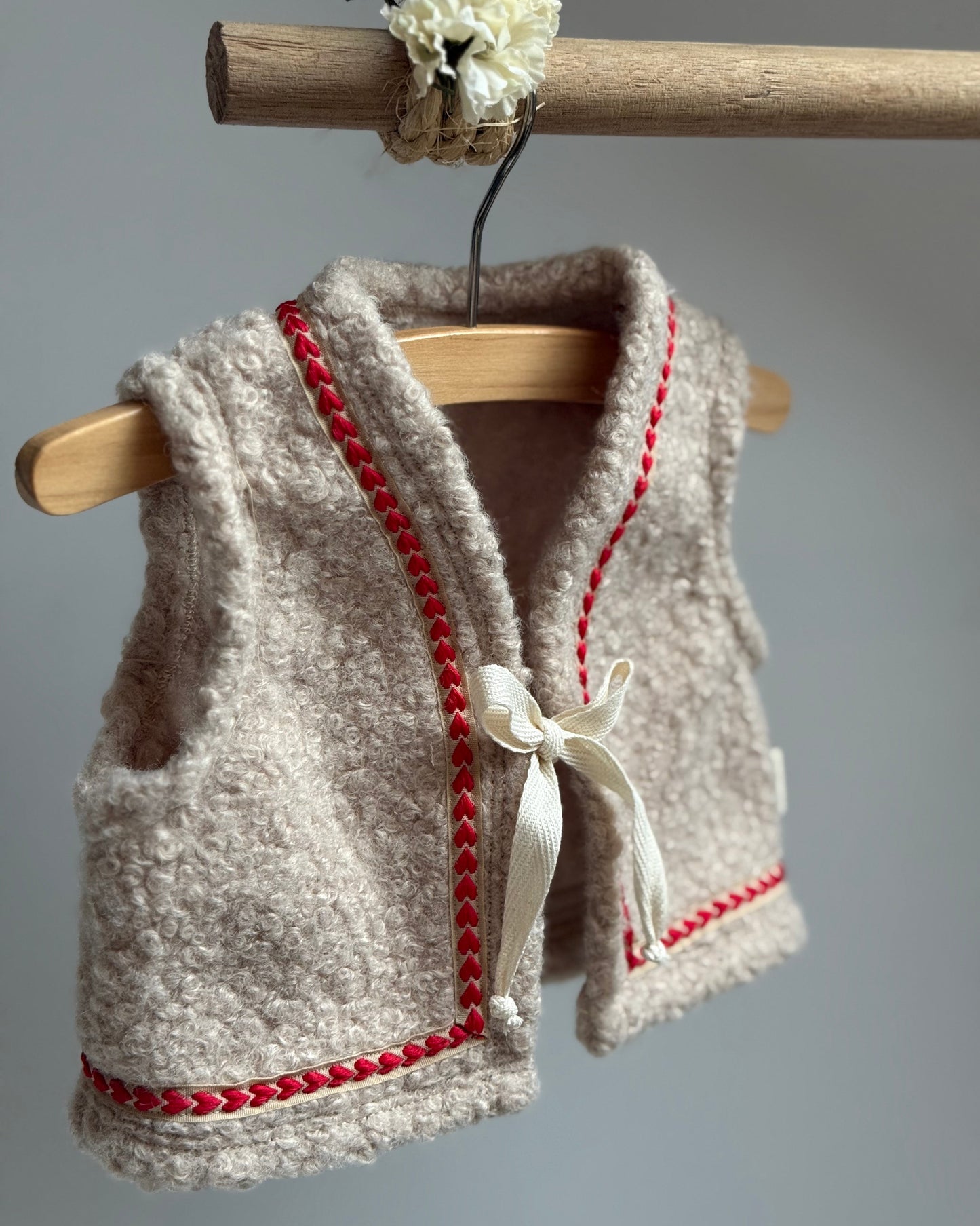 Teddy gilet | Licht beige | Hartjes afbeelding 2 - Blossom & Feather