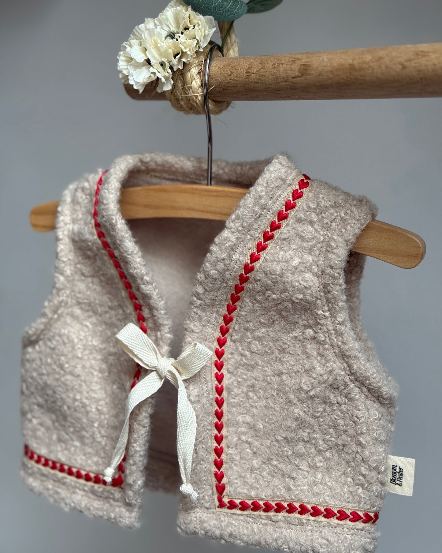 Teddy gilet | Licht beige | Hartjes afbeelding 3 - Blossom & Feather
