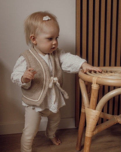 Teddy gilet | Licht beige | Visgraat afbeelding 3 - Blossom & Feather