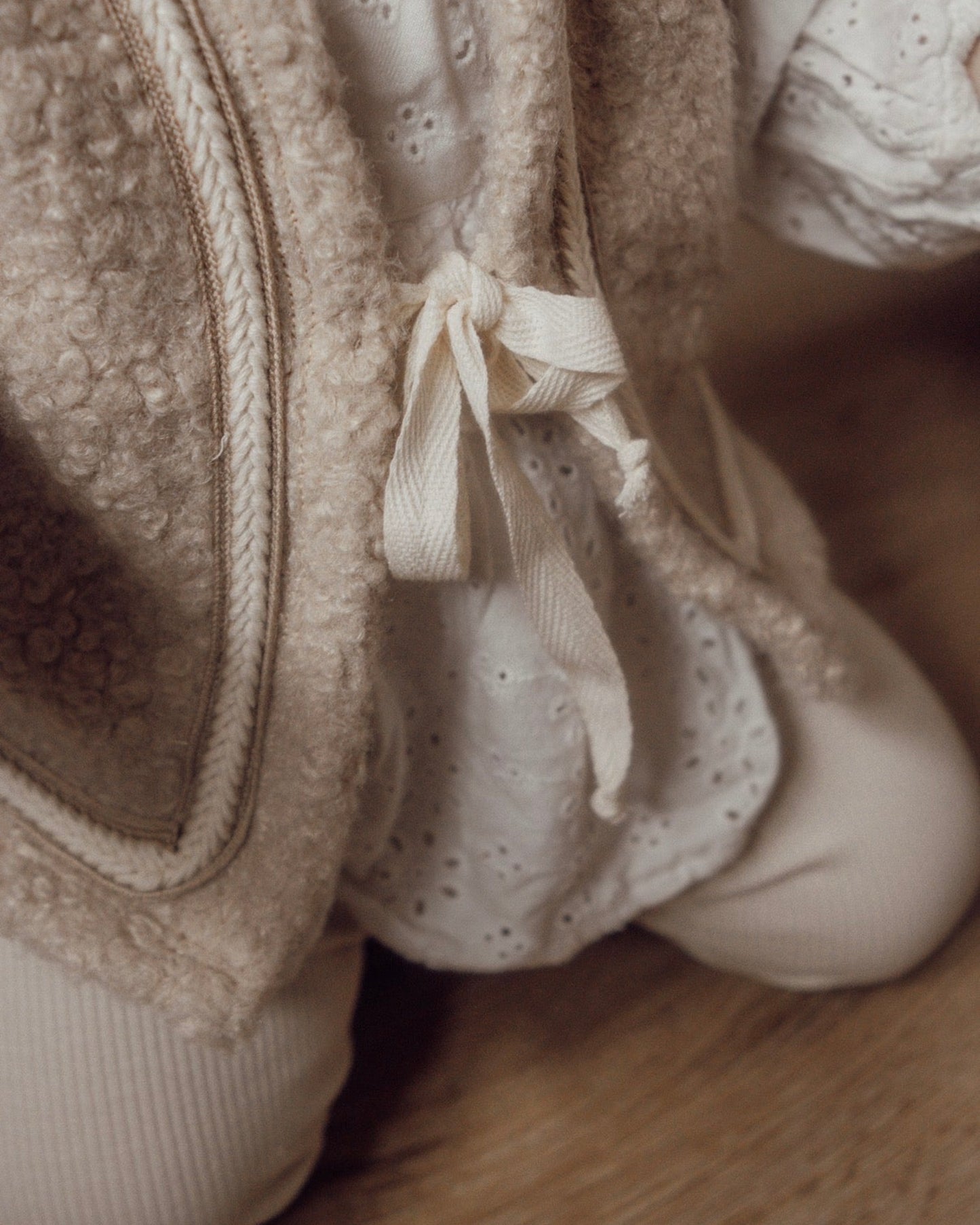 Teddy gilet | Licht beige | Visgraat afbeelding 6 - Blossom & Feather