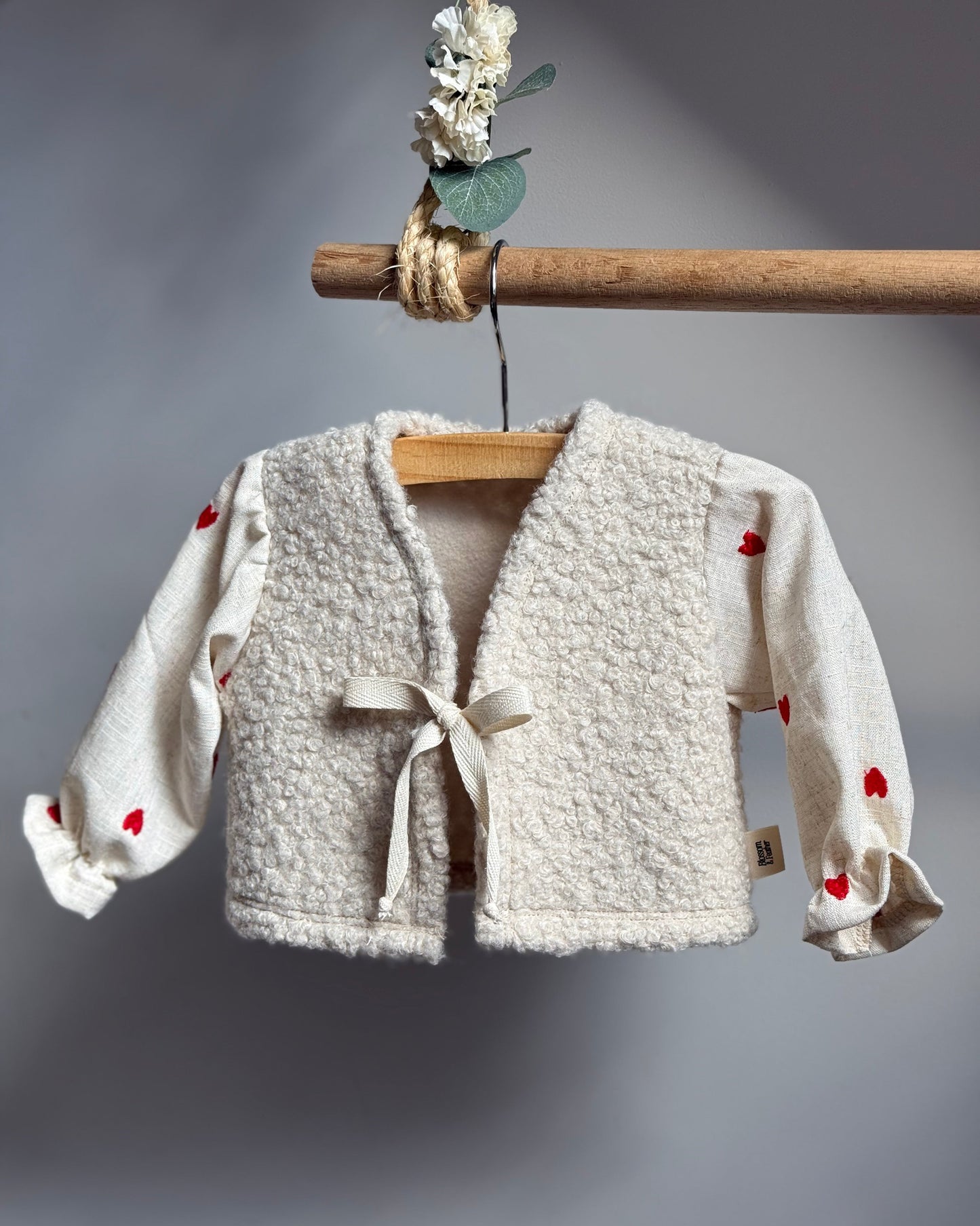 Teddy gilet | Linnen pofmouwtjes | Geborduurde hartjes afbeelding 1 - Blossom & Feather