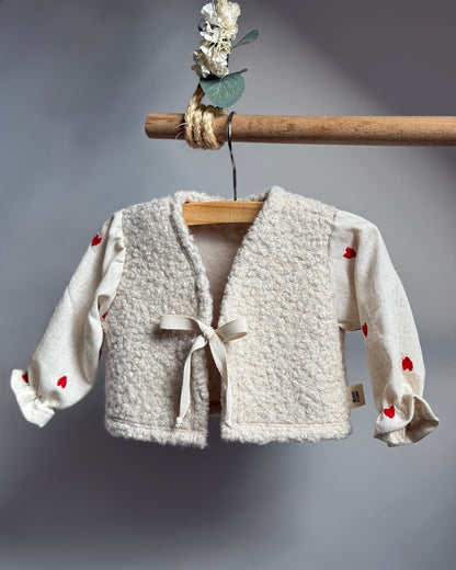 Teddy gilet | Linnen pofmouwtjes | Geborduurde hartjes afbeelding 1 - Blossom & Feather