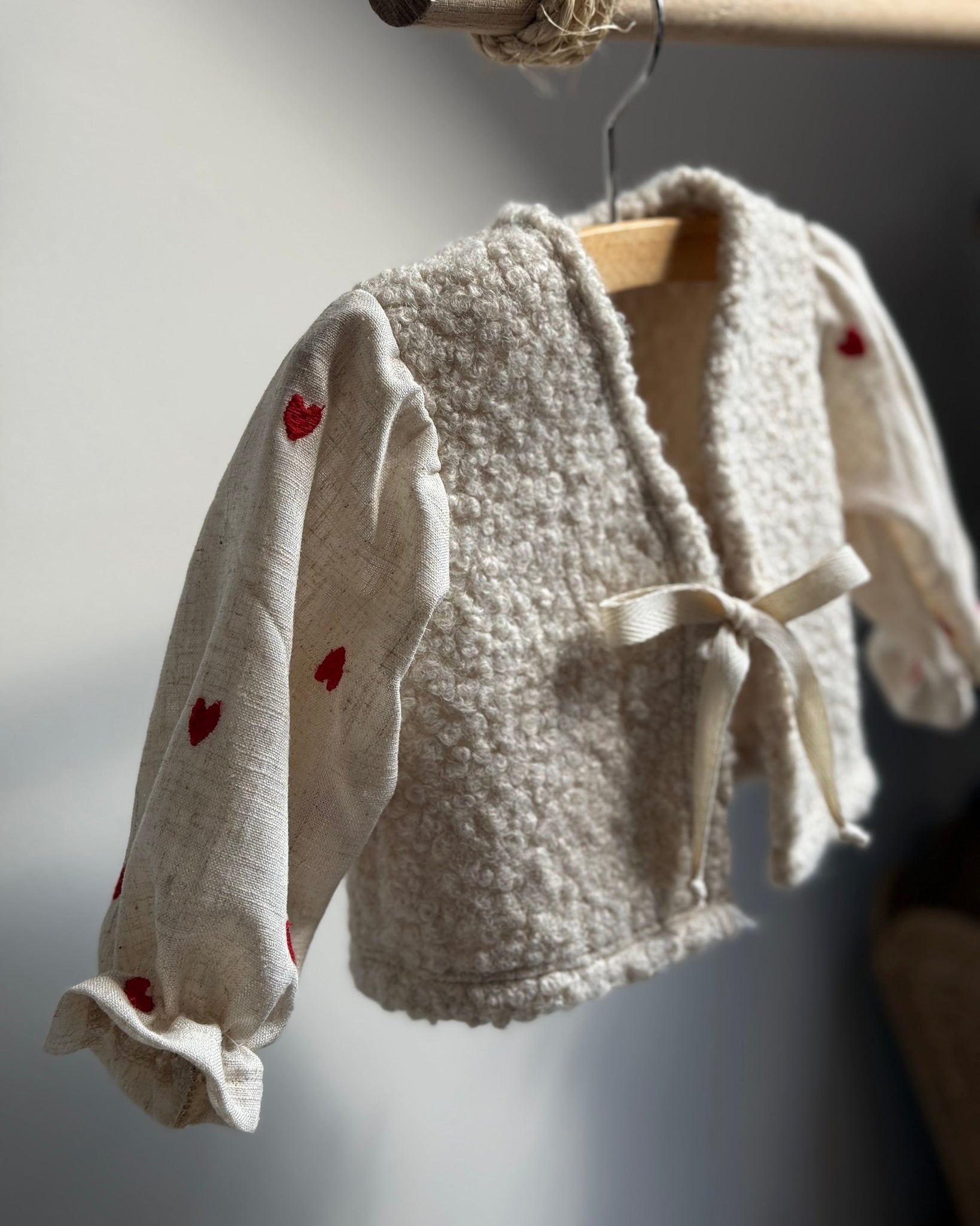 Teddy gilet | Linnen pofmouwtjes | Geborduurde hartjes afbeelding 2 - Blossom & Feather