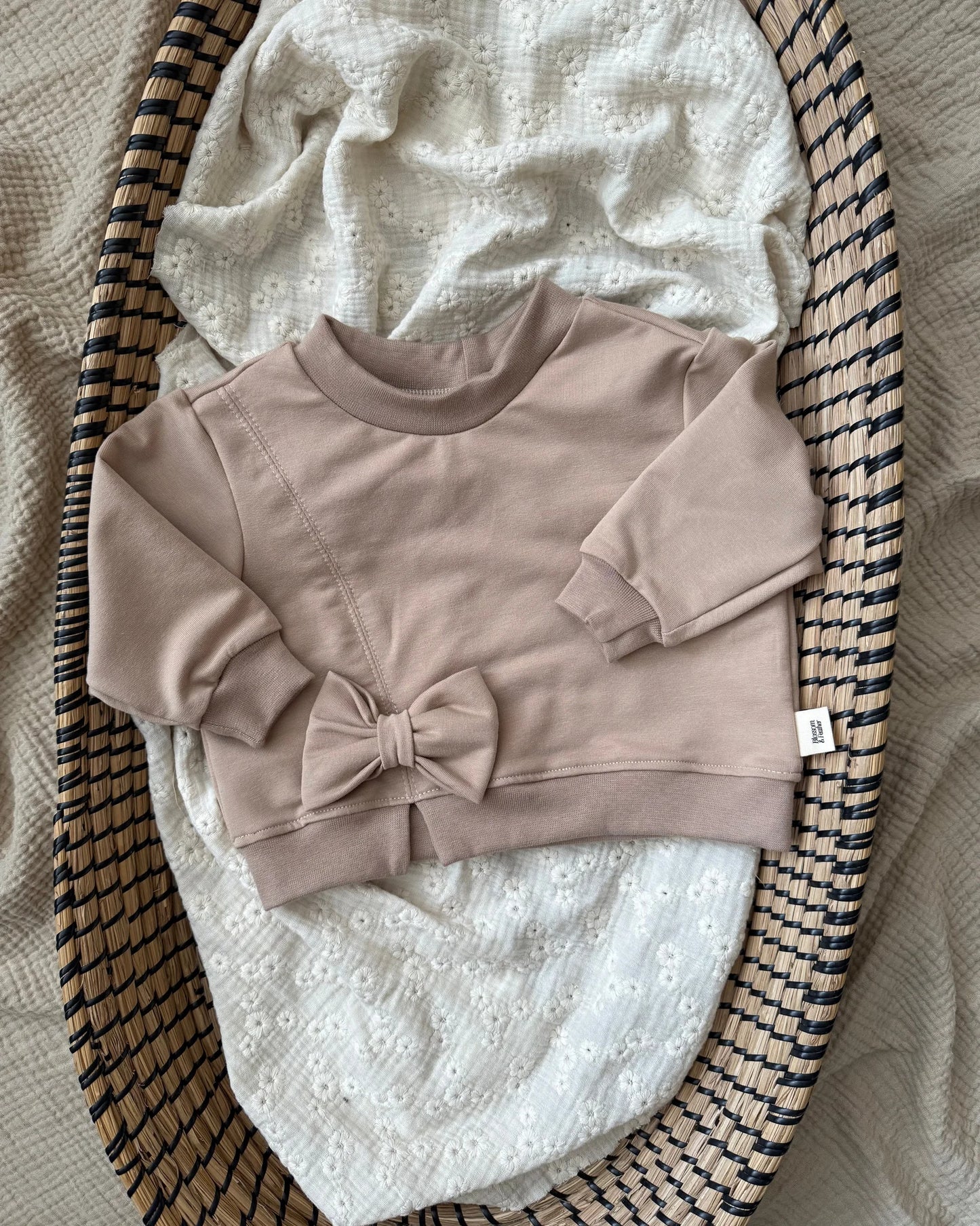 Trui met strik | Donker beige afbeelding 1 - Blossom & Feather