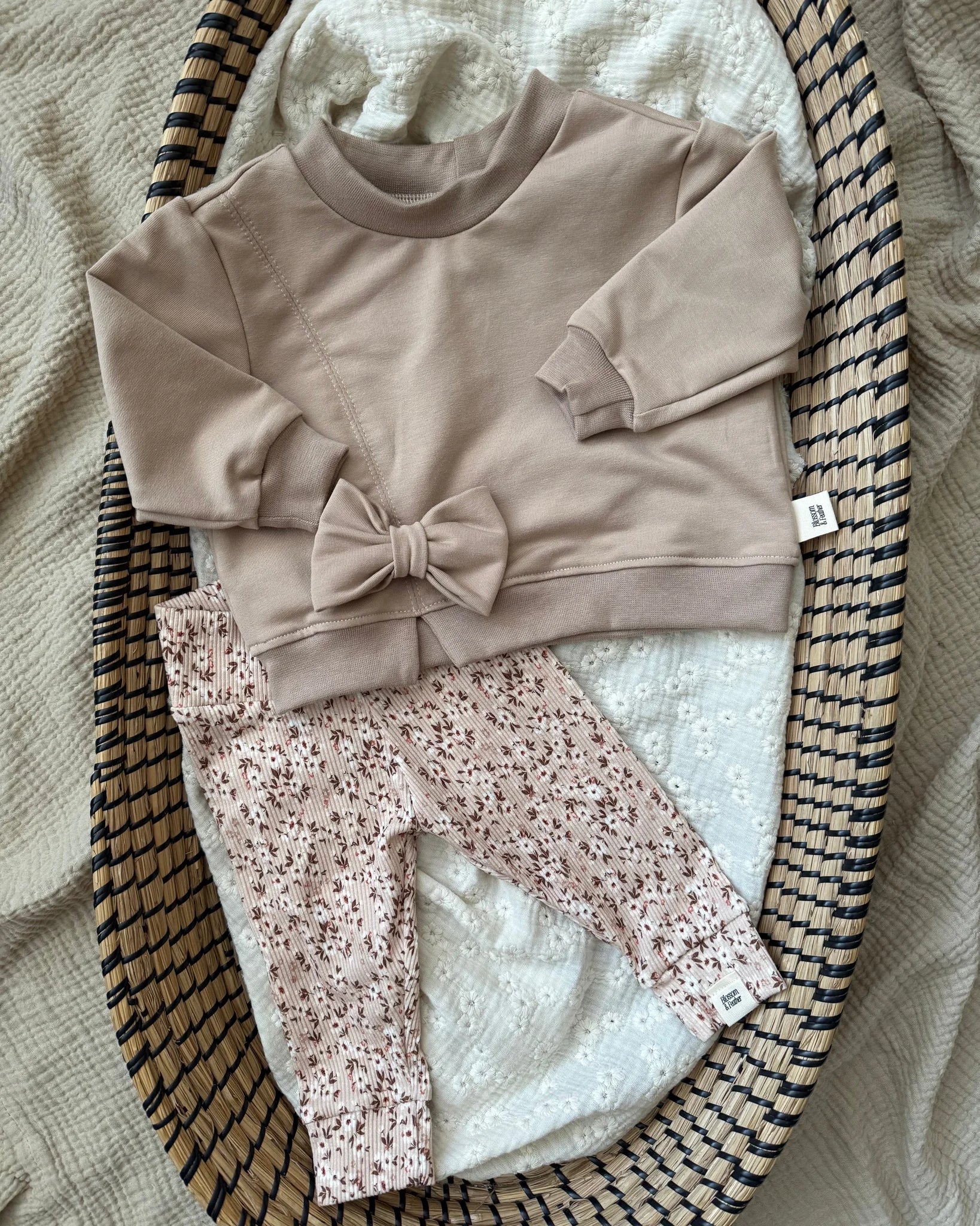 Trui met strik | Donker beige afbeelding 3 - Blossom & Feather