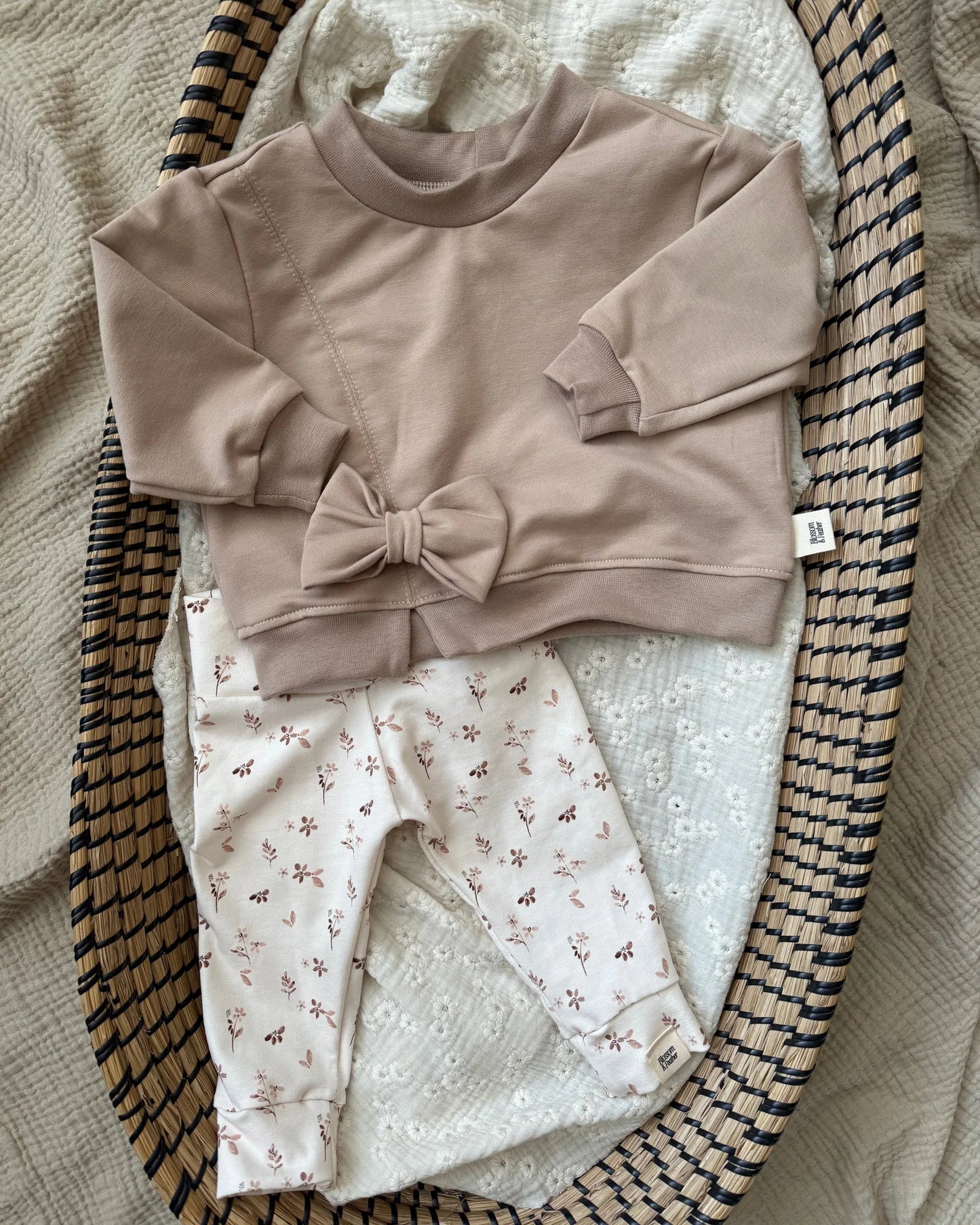 Trui met strik | Donker beige afbeelding 4 - Blossom & Feather