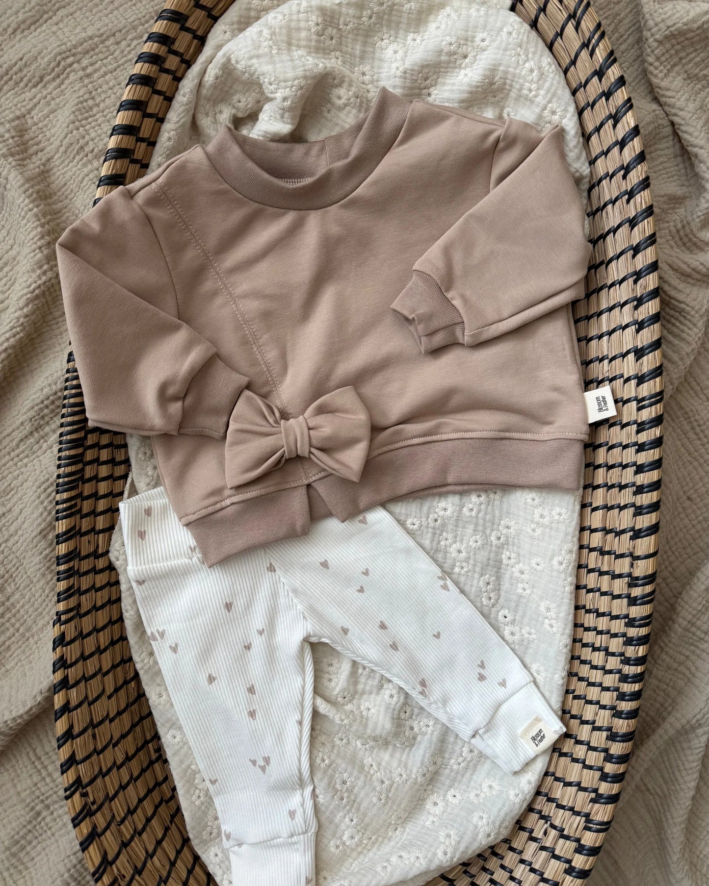 Trui met strik | Donker beige afbeelding 5 - Blossom & Feather