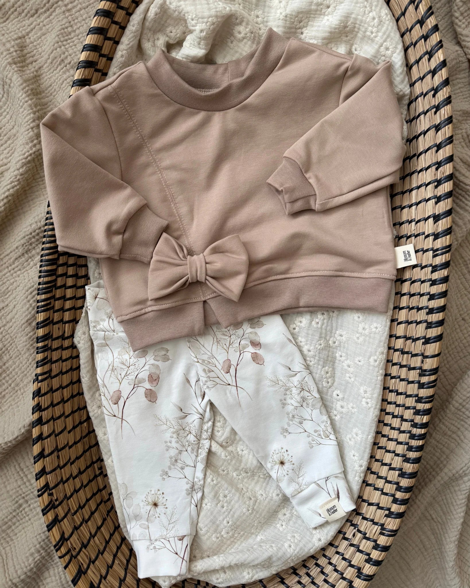 Trui met strik | Donker beige afbeelding 6 - Blossom & Feather