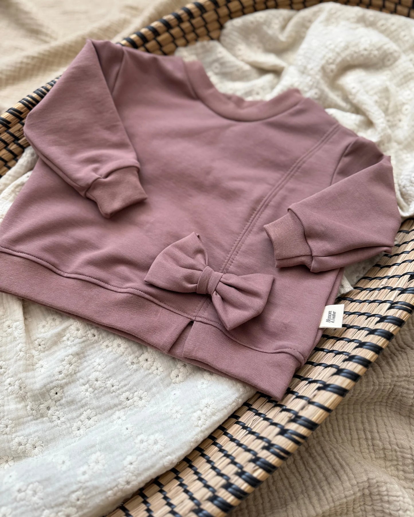 Trui met strik | Mauve afbeelding 2 - Blossom & Feather