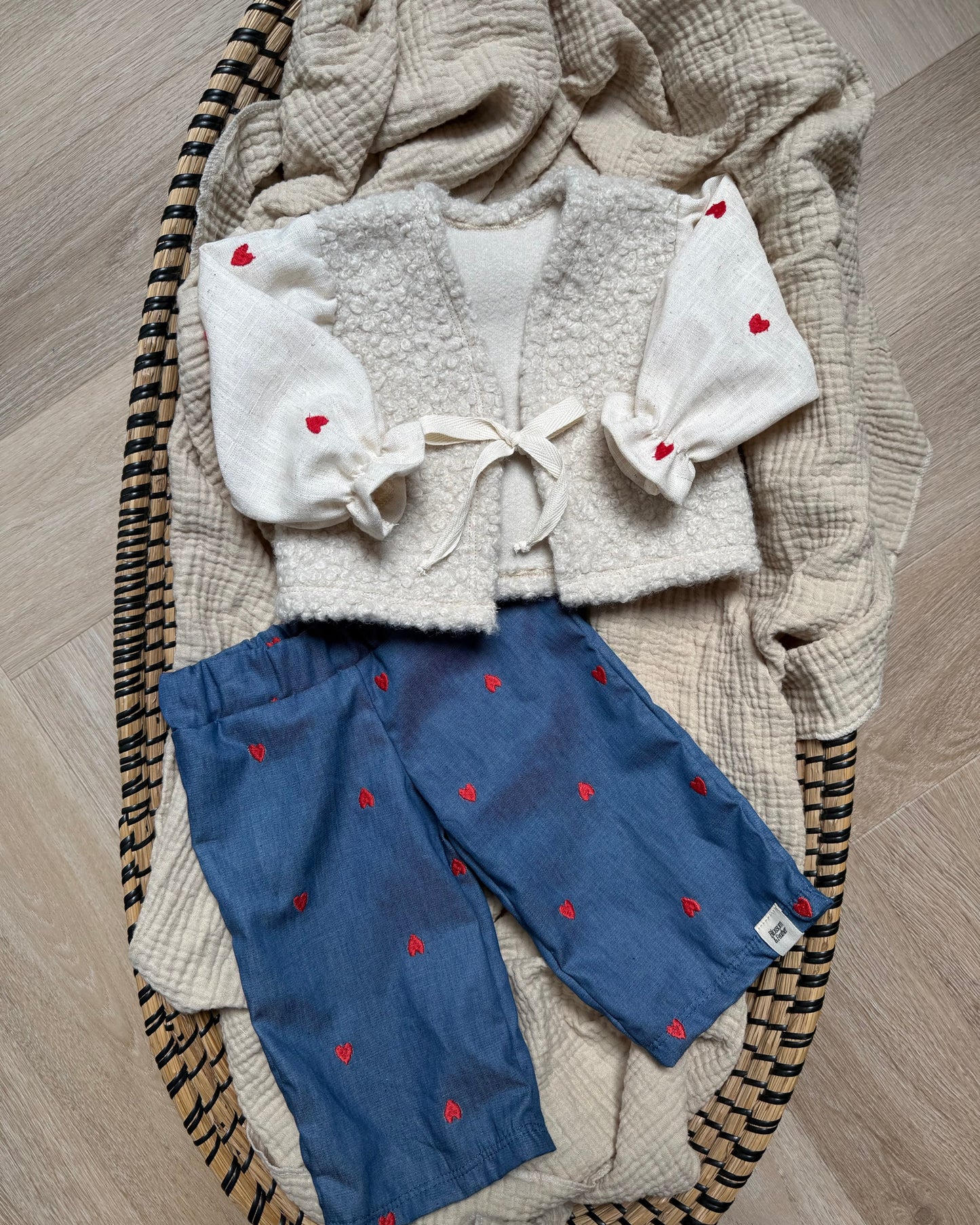 Wide leg | Geborduurde hartjes afbeelding 4 - Blossom & Feather