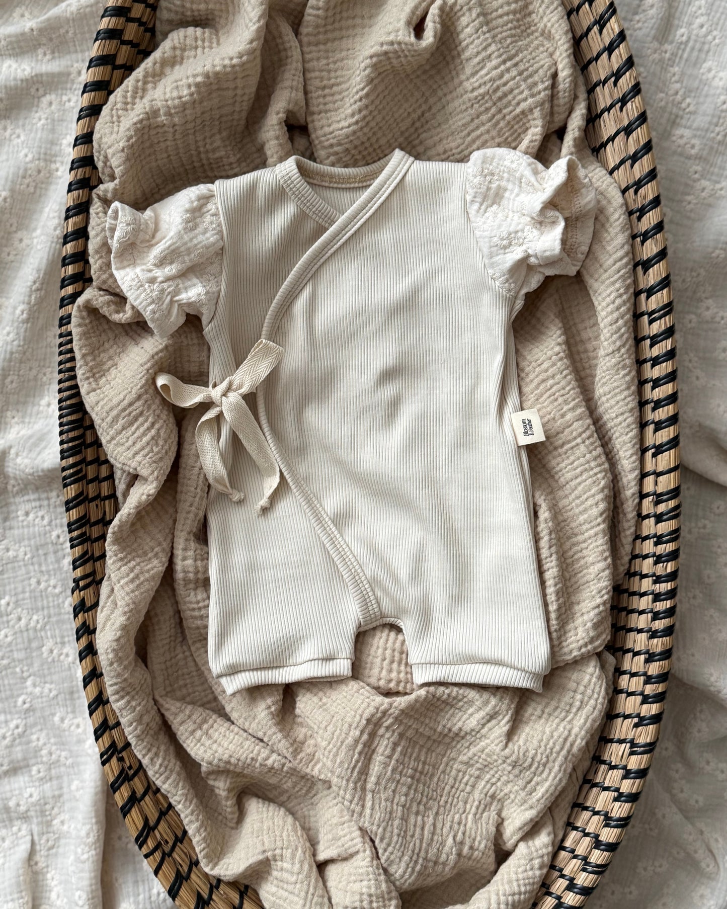 Zomer pakje | Crème | Broderie pofmouwtjes afbeelding 2 - Blossom & Feather