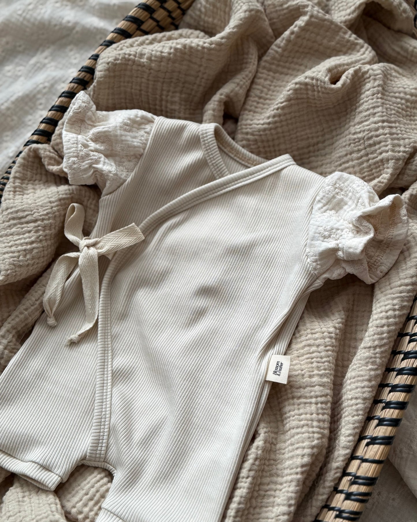 Zomer pakje | Crème | Broderie pofmouwtjes afbeelding 3 - Blossom & Feather