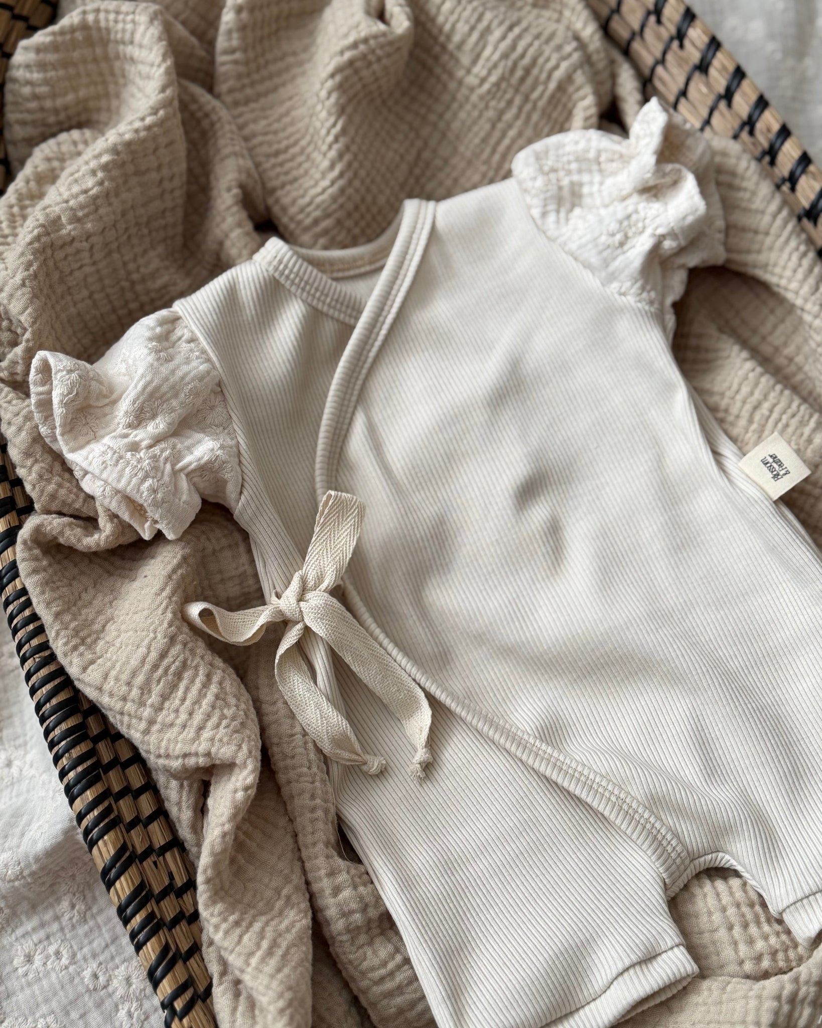 Zomer pakje | Crème | Broderie pofmouwtjes afbeelding 4 - Blossom & Feather