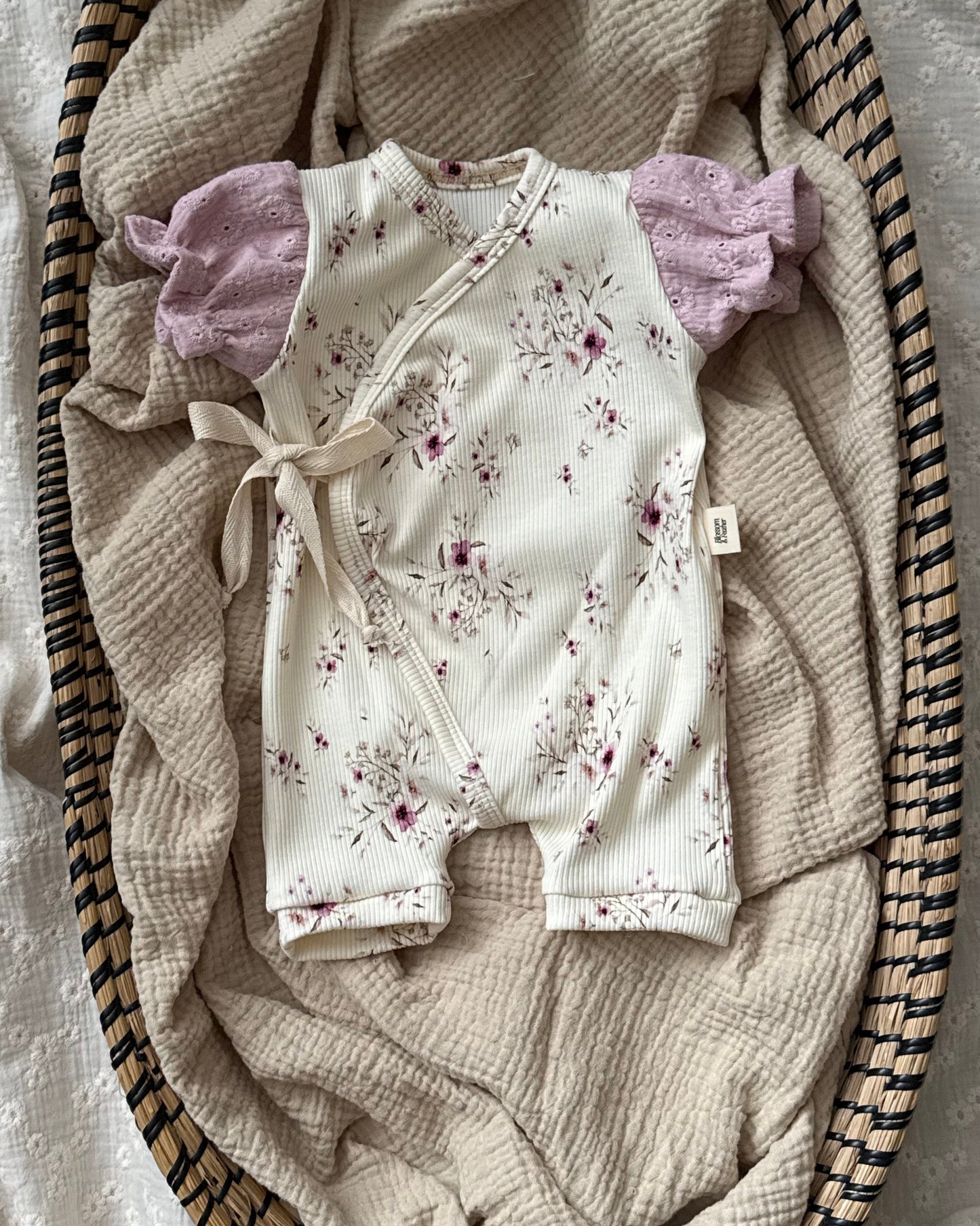 Zomer pakje | Kersenbloesem | Broderie pofmouwtjes afbeelding 2 - Blossom & Feather