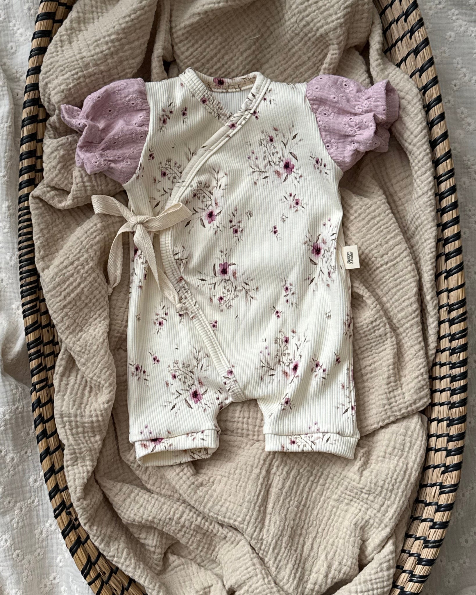 Zomer pakje | Kersenbloesem | Broderie pofmouwtjes afbeelding 2 - Blossom & Feather