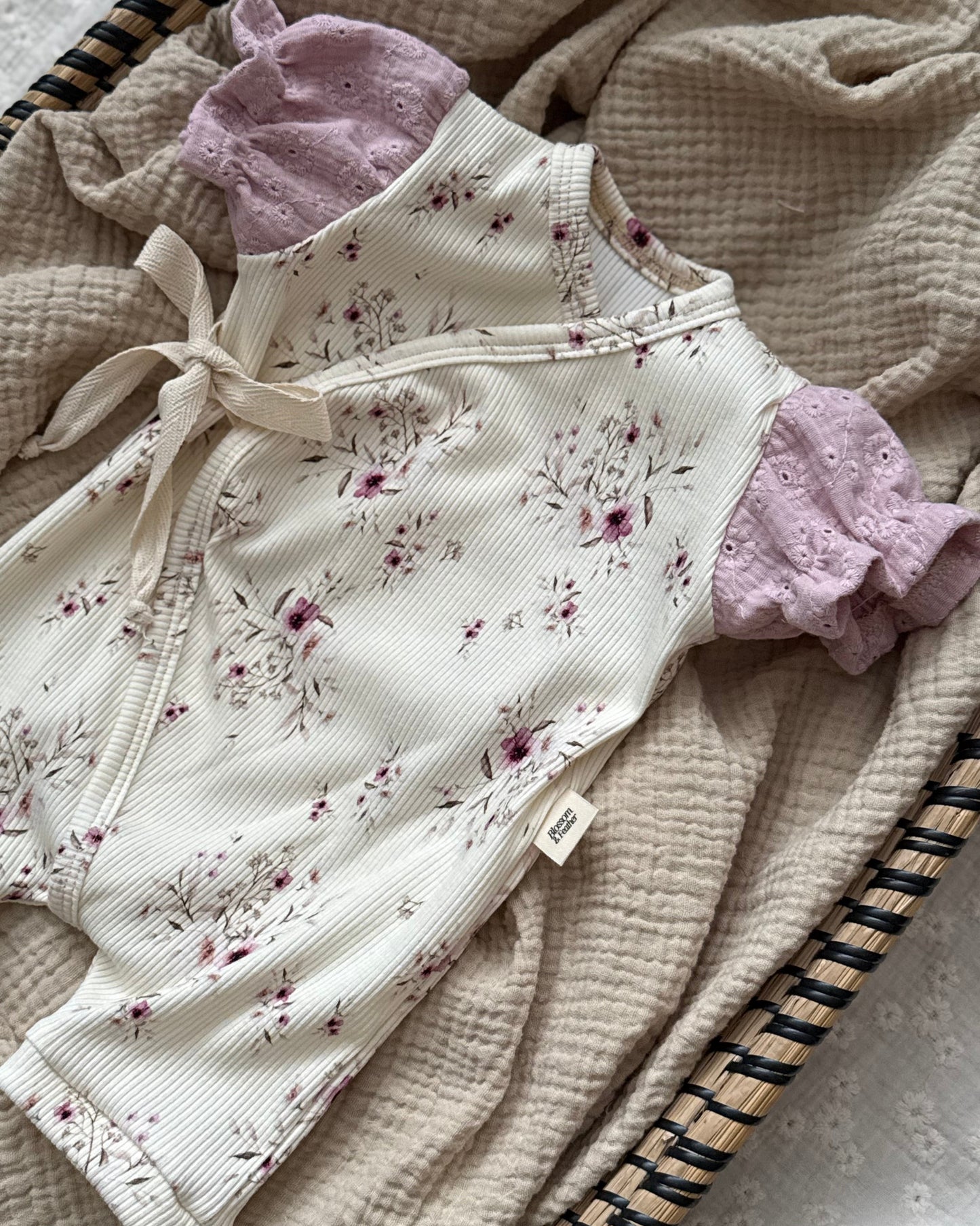 Zomer pakje | Kersenbloesem | Broderie pofmouwtjes afbeelding 3 - Blossom & Feather