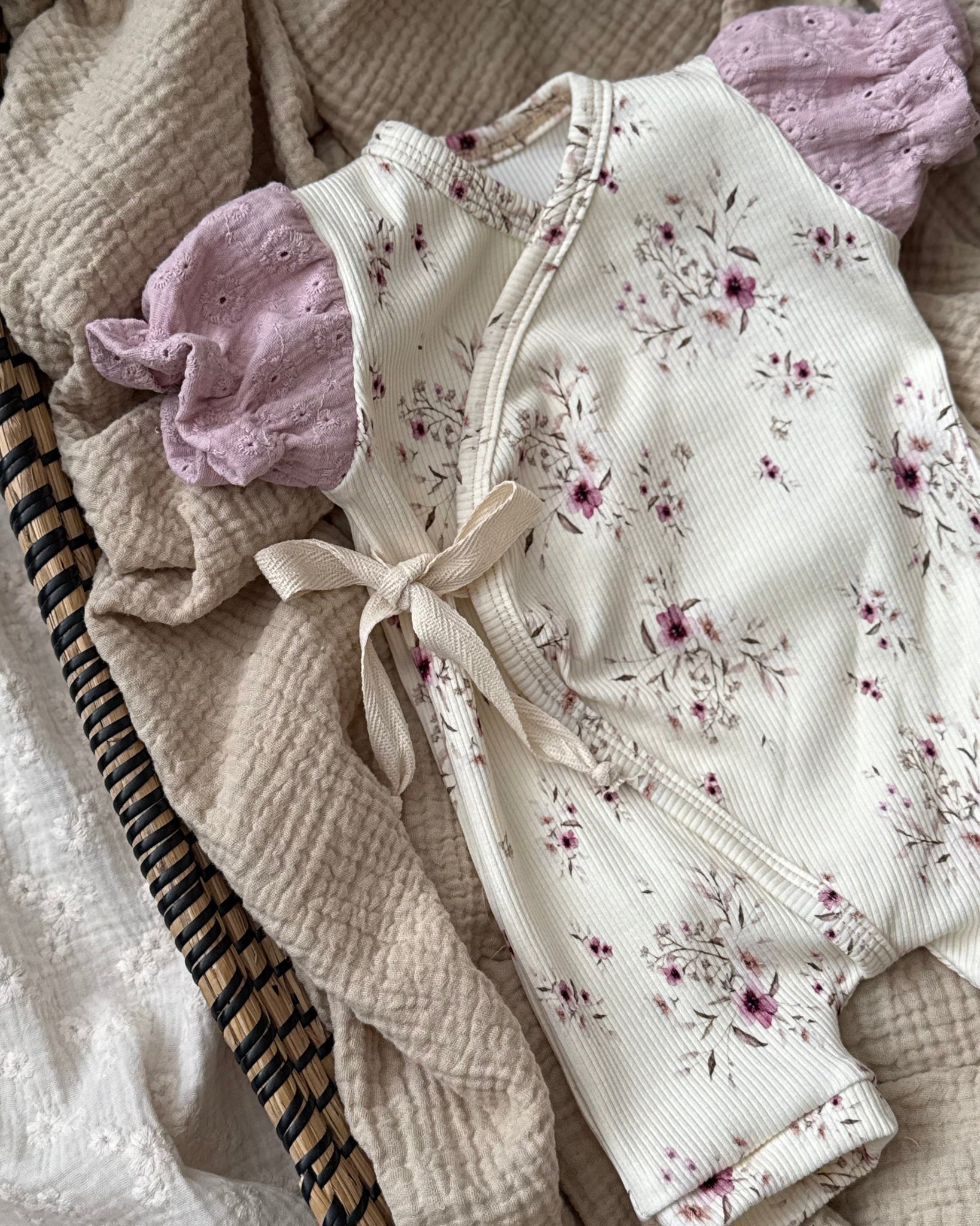 Zomer pakje | Kersenbloesem | Broderie pofmouwtjes afbeelding 4 - Blossom & Feather